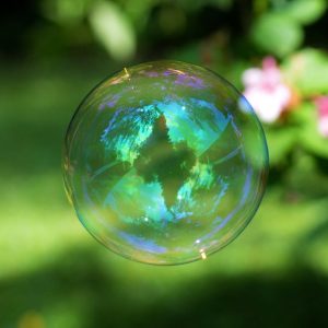 bulle de savon sur un fond de verdure