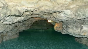 photo d'une nappe phréatique dans une grotte