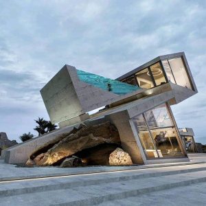 photo d'une maison d'architecte qui semble s'enfoncer dans le sol.