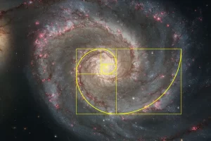 image d'une galaxie en spirale associée à une spirale de Fibonacci