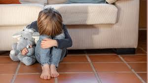 photo d'un enfant recroquevillé sur lui