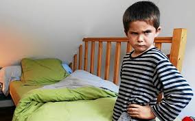 photo d'un enfant rechignant à faire son lit