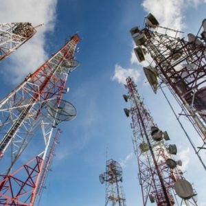 photo vue du dessous de lignes à haute tension et d'antennes relais