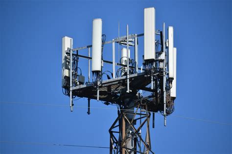 photo d'un mât pour antennes relais