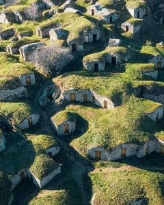 photo de maisons semi-enterrées avec de la végétation sur le toit